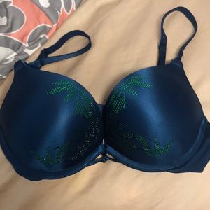 Victoria’s Secret bombshell plunge bra